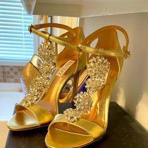 Brand new Badgley Mischka Gold with rhinestones size 7